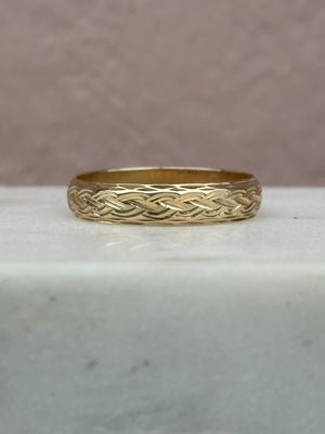 Celtic Gold Band Knot Design