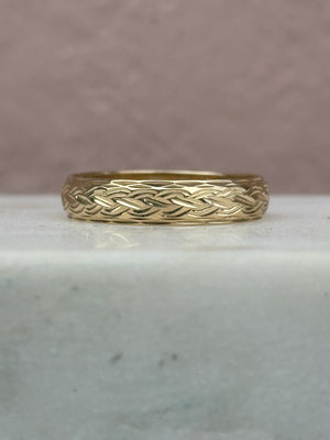 Celtic Gold Band Knot Design